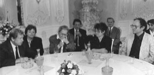 Слева – направо: Вацлав Гавел, третья слева – Елена Боннер, Наталия Горбаневская,
Павел Литвинов. Прага, 1990 г.
