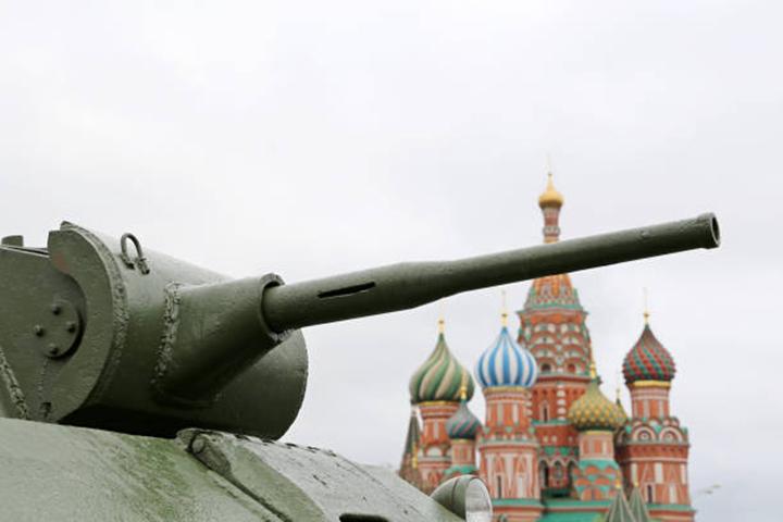 Повесть о том, как 500 млн европейцев                                 просят 349 млн американцев защитить их от 129 млн россиян