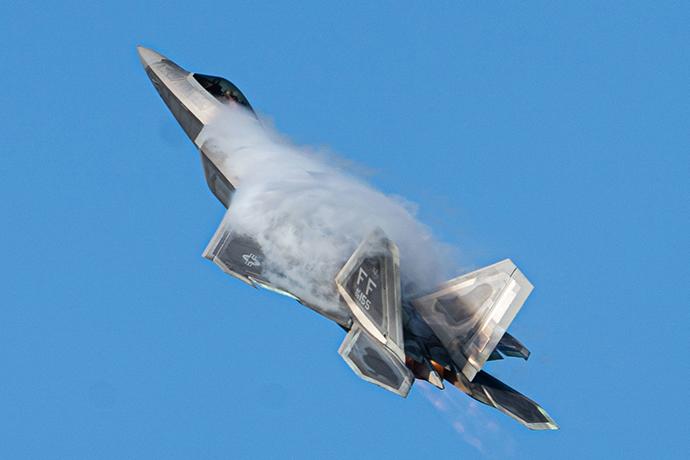Истребитель F-22 Raptor из 1-го истребительного авиаполка на базе ВВС Лэнгли, штат Вирджиния, выпустил одну ракету AIM-9X Sidewinder по воздушному шару
